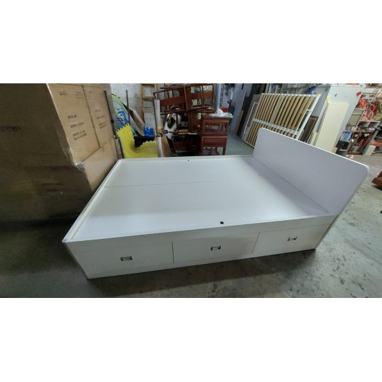Custom-made 4.5-foot bed (70% new)