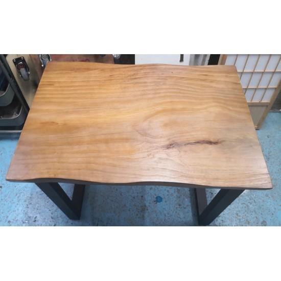 Beautiful solid wood dining table (70% new)