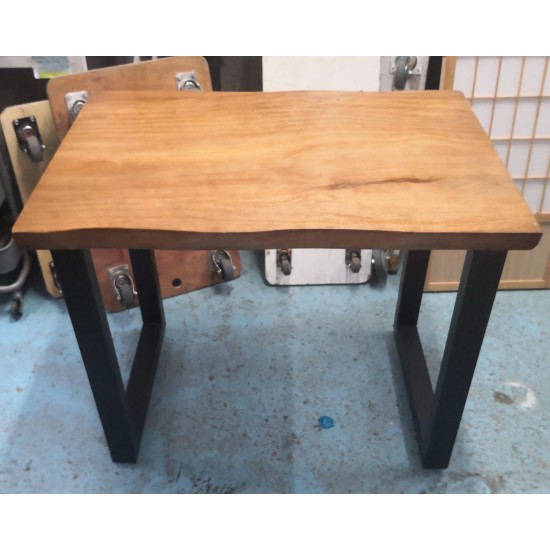 Beautiful solid wood dining table (70% new)