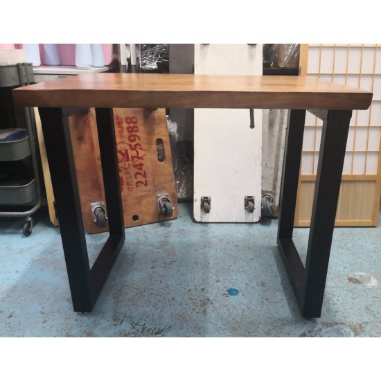 Beautiful solid wood dining table (70% new)