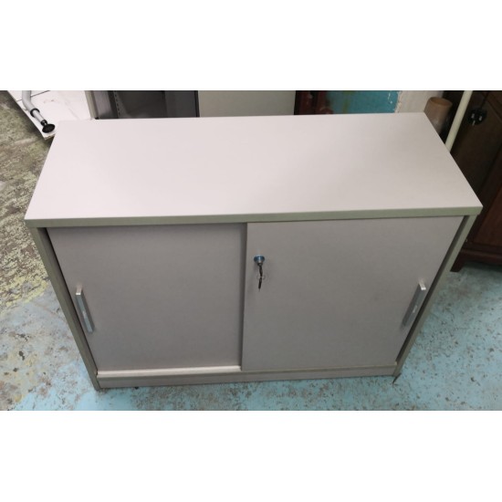趟門文件櫃/儲物櫃有匙 (70%新) 己售 SOLD