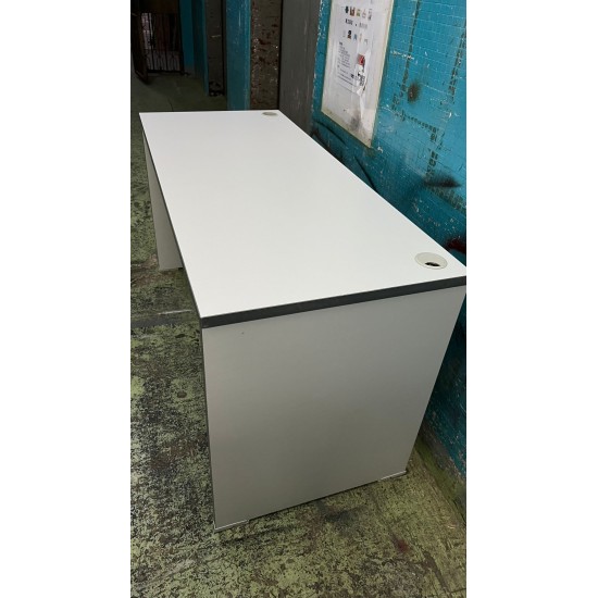 實用辦公室枱(75%新) SOLD/已售