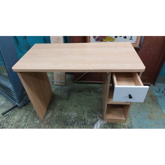 實用靚料書枱  (70%新) 