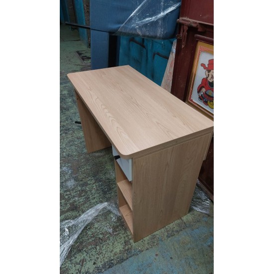 實用靚料書枱  (70%新) 