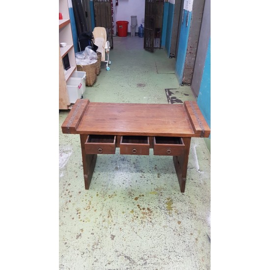 TABLE    (85% NEW)