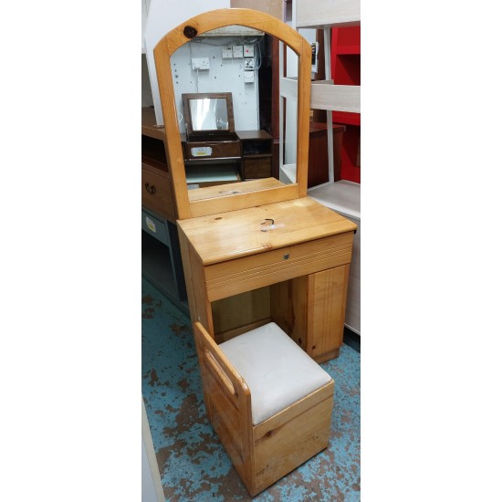 Pine wood Dressing Table (with key and chair) (60% NEW)