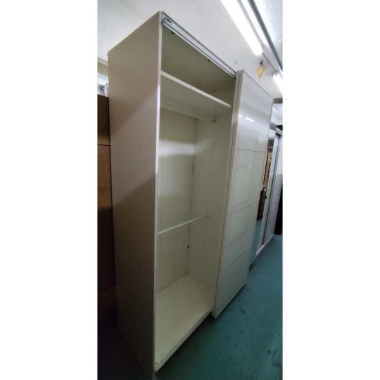 5-foot sliding door wardrobe (70% new)
