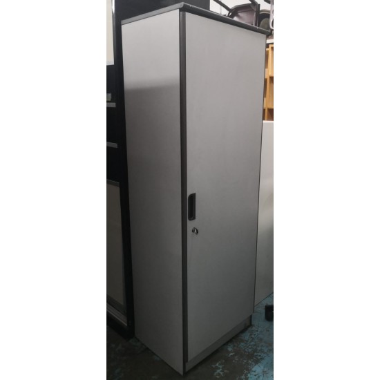2-foot narrow wardrobe with key (75% new)