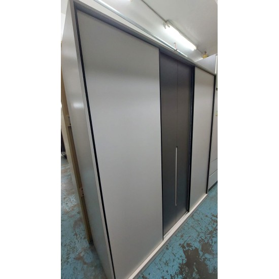 靚靚六尺趟門衣櫃(75%新)  己售 SOLD