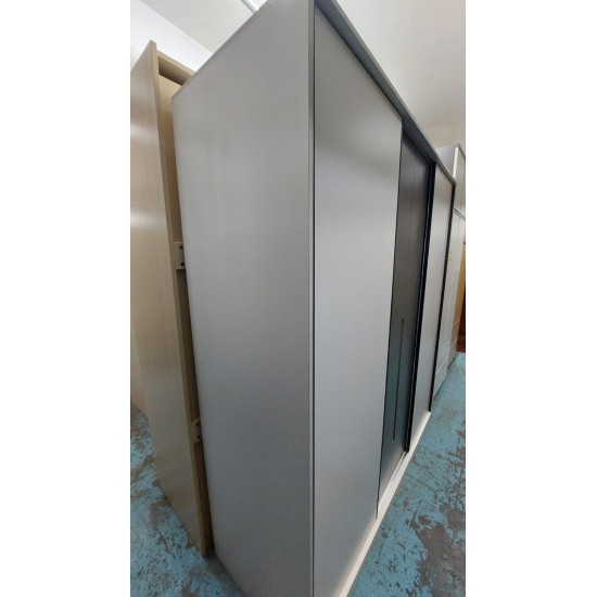 靚靚六尺趟門衣櫃(75%新)  己售 SOLD
