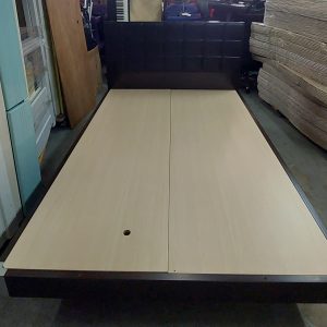 Red Apple 4-foot bed with no baseboard (70% new)