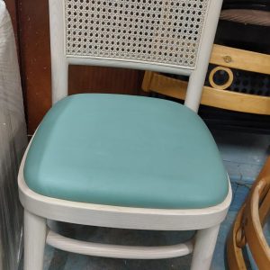 Beautiful dining chair (75% new)