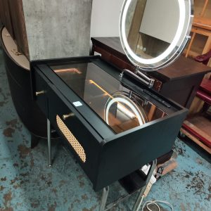 Beautiful dressing table (75% new)