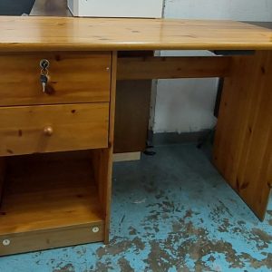 Pine wood desk (65% new)