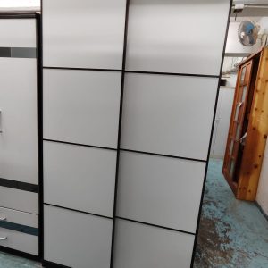Red Apple 4-foot sliding door wardrobe (70% new)