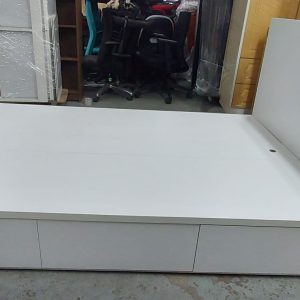 Bright white 4-foot double bed (75% new)