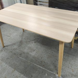 Beautiful solid wood dining table (80% new)