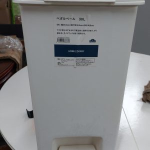 Plastic trash can (70% new)