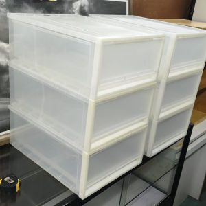 Plastic container (70% new)////HOLD