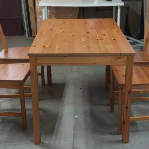 Pine wood set with four chairs (75% new)