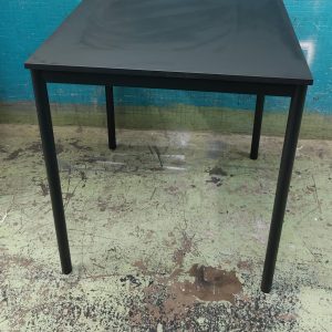 Dining table (75% new)