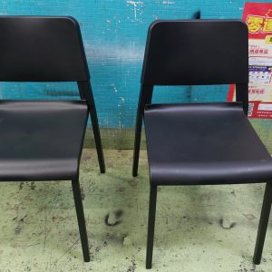Two plastic chairs (75% new)