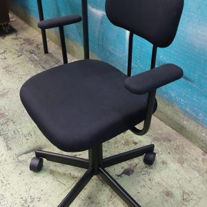 Computer chair (75% new)