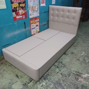 New Leather Double Bed (70% New) Dimensions: 117CM (W) * 200CM (L) * 110CM (H) Inner Dimensions: 110CM (W) * 183CM (L) * 30CM (H)