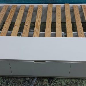 4-foot double bed (75% new) Dimensions: 120cm (width) * 184cm (length) * 30cm (height)