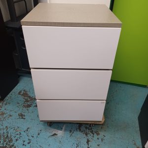 Custom-made three-barrel cabinet (70% new)Dimensions:56CM (W) * 54CM (D) * 90CM (H)