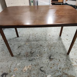 Beautiful solid wood dining table (70% new)