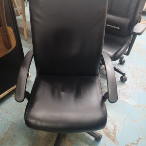 Leather computer chair (70% new) Dimensions: 63cm (W) * 63cm (D) * 105cm (H)