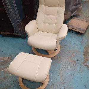 High-quality material, single seat with footrest (75% new). Dimensions: 75cm (W) * 83cm (D) * 95cm (H)