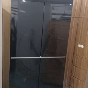 Custom-made lacquered wardrobe (70% new)
