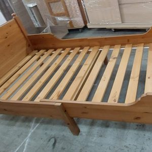Three-foot solid wood telescopic bed (70% new) Dimensions: 102CM (width) * 120-201CM (depth) * 79CM (height) 92CM (width) * 102-193CM (depth) * 26CM (height)