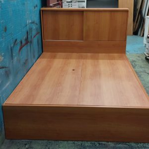 Custom-made 4.5-foot bed (75% new) Dimensions: 138 cm (W) × 200 cm (L) × 108 cm (H) (Internal dimensions: 138 cm (W) × 183 cm (L) × 36 cm (H))