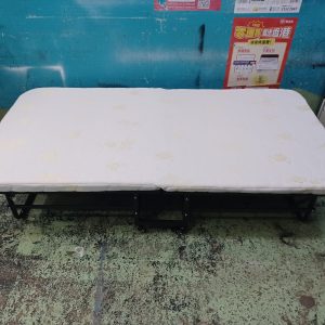 Folding bed (70% new) Dimensions: 100cm (width) * 190cm (depth) * 37cm (height)