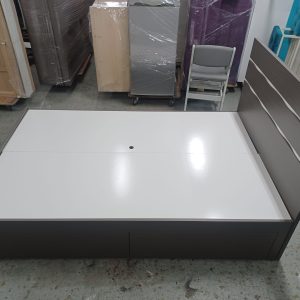 Beautiful 4-foot bed (75% new) Dimensions: 120cm (width) * 190cm (length) * 103cm (height) Inner dimensions: 120cm (width) * 183cm (length) * 39cm (height)