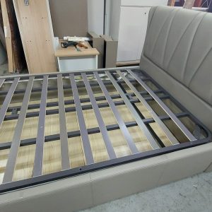 Sweetdream Soft-Padded Hydraulic Bed Frame (75% new) Dimensions: 139cm (width) * 200cm (length) * 118cm (height) Inner dimensions: 139cm (width) * 190cm (length) * 36cm (height)