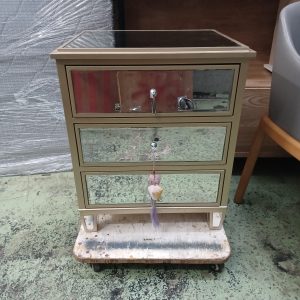 Princess-style bedside table (70% new) Dimensions: 51cm (width) * 41cm (depth) * 61cm (height)