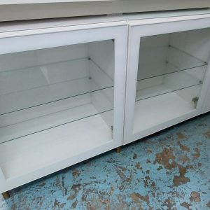 Six-foot glass TV stand (75% new) Dimensions: 181cm (width) * 42cm (depth) * 75cm (height)