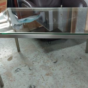 High-quality stainless steel and glass dining table (70% new). Dimensions: 117cm (width) * 71cm (depth) * 75cm (height)