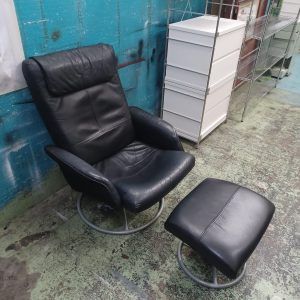 Comfortable leather chair (65% new) Dimensions: 74cm (W) * 77cm (D) * 94cm (H)