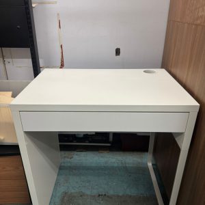 Pure white desk (70% new) Dimensions: 74cm (width) * 50cm (depth) * 75cm (height)