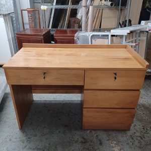 Solid Wood 4-Foot Desk (75% New) Dimensions: 123 cm (W) x 56 cm (D) x 81 cm (H)