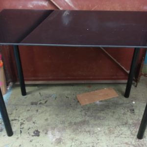 Simple glass desk (70% new) Dimensions: 99cm (width) * 52cm (depth) * 72cm (height)