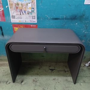 Beautiful Leather Desk (70% New) Dimensions: 100CM (W) * 50CM (D) * 76CM (H)