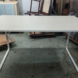 Desk/Office Desk (75% New) Dimensions: 140 cm (W) x 80 cm (D) x 76 cm (H)