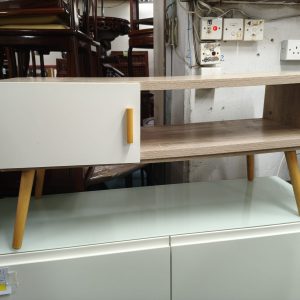 Minimalist TV Stand (60% New) Dimensions: 100 cm (W) × 40 cm (D) × 47 cm (H)