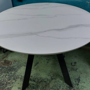 Extendable dining table (75% new) Dimensions: 120-180cm (width) * 120cm (depth) * 77cm (height)